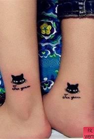 двойка модел глезена татуировка котка