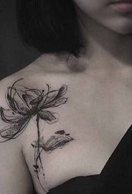 meitenes clavicle tintes gleznojuma tetovējums