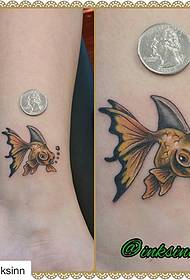 Kulkšnies mažas šviežias dažytas auksinės žuvelės tatuiruotės modelis