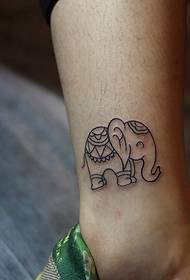 Узорак тетоваже мини слона с голим стопалима врло је сладак