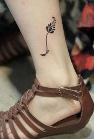 voet kaal op die klein vars tatoeëringpatroon