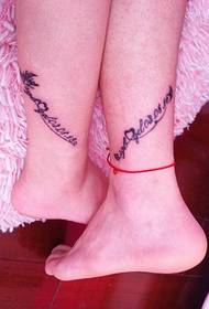 Yakagadzika ankle Chirungu vaviri tattoo