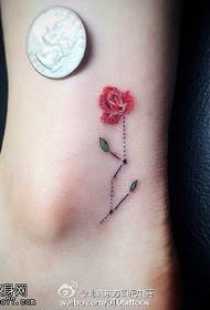 Pola tato mawar di pergelangan kaki