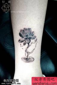 model de tatuaj lotus de gleznă feminin