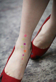u boji stopala u obliku zvijezde tetovaže s petokrakom