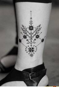 невеликі свіжі татемні татуювання на щиколотці жінки
