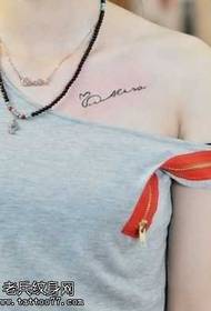 modello di tatuaggio inglese clavicola