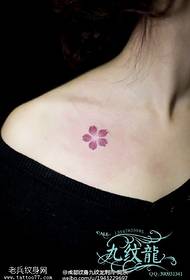 gamay nga tattoo sa plum sa clavicle