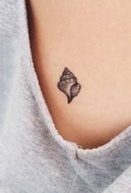 vajzë femërore nga klaviketa e tatuazhuar nën klavikulën e trupit të detit të zi me trupin