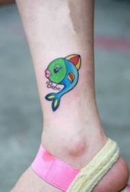 Taze ve sevimli çizgi renkli balık ayak bileği dövme deseni