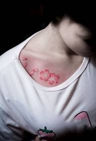 쇄골 떨어지는 벚꽃 그린 크리 에이 티브 문신 패턴