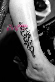 czarno-biały tatuaż z rattanu kreatywny kwiat kostki