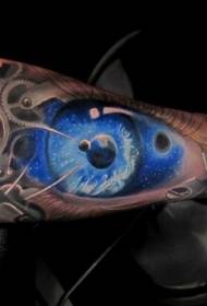 braccio blu La vasta distesa di stelle e modelli di tatuaggi meccanici