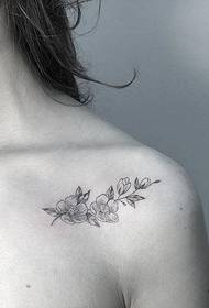 さまざまな女性のかわいい鎖骨の花のタトゥーパターン