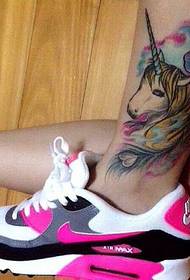 model de tatuaj unicorn de culoare piciorului