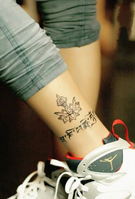 Tatuaggio tibetano e di loto sulla caviglia