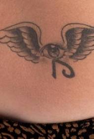 струк тетоважа црних крила око струка
