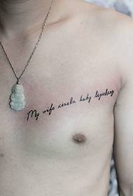 a Piccolo tatuaggio inglese fresco sulla clavicola