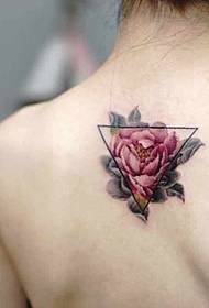 dapat mahalin ng mga batang babae ang tattoo ng bulaklak