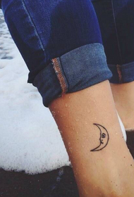 腳的可愛月亮紋身