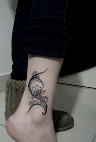 una bella foto di tatuaggio totem alla caviglia della ragazza