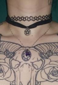 Tatoo s kozjo glavo Satan girl girl clavicle na glavi slike ovčje ovce