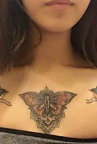 tatîla clavicle ya spehî ya xweşikî li her du aliyên swallowê piçûk 88927-Modela Simplified Tattooo tattooê Englishngilîzî di bin clavicle de