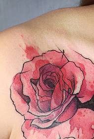 Seksi tetovaža crvene ruže na okovratniku vrlo je privlačna