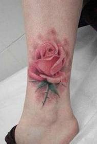beau tatouage de fleur de cheville