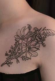 kairėje raktikaulio pusėje atrodo gražus gėlių tatuiruotės modelis