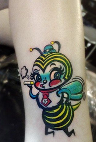 binti Ang cute na takbo ng maliit na pattern ng tattoo ng bee