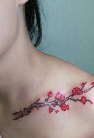 hunhu musikana clavicle akanaka-anotaridzika plum tattoo maitiro