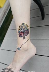 I tatuaggi alla caviglia sono condivisi dalla Tattoo Hall