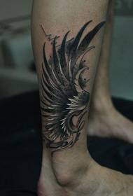 corak tattoo sayap gaya hitam dan putih betis