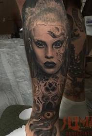 Splendida donna di colore scarlatta con motivo tatuaggio demone occhio