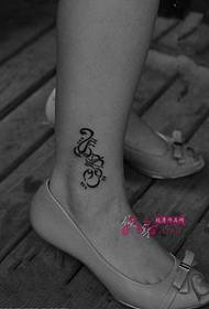 Tatuaggio alla caviglia Scorpione in bianco e nero