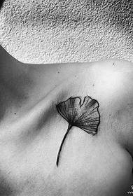 Patrón de tatuaxe en estilo de pluma de folla de ginkgo feminino
