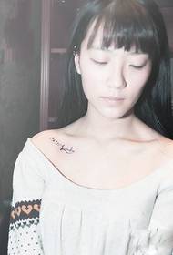 maliit na tattoo tattoo sa collarbone