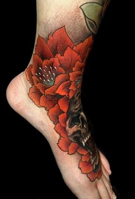 男性腳上的彩色頭骨和花朵紋身圖案