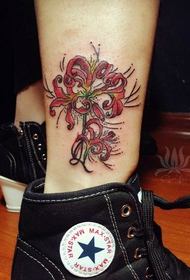 bellissimo tatuaggio a fiori incrociati sul polpaccio