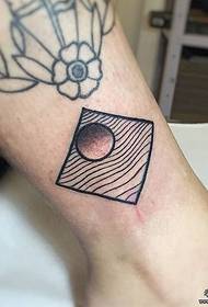 La línia de la sortida del sol de la geometria del turmell pica un petit model de tatuatge fresc