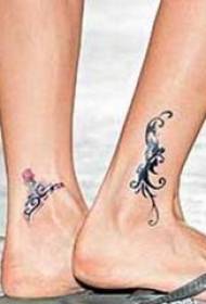 Cecilia Cheung'in siyah çizgi dövme resimdeki dövme yıldızı ayak bileği