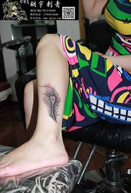bellissimo tatuaggio con piume alla caviglia