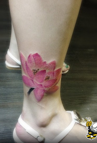 kaki tato pola warna lotus gadis yang indah