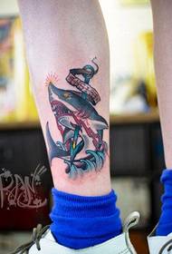мъж крака класическа красива татуировка на акула