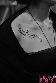 Clavicle kreatív korona fekete-fehér tetoválás