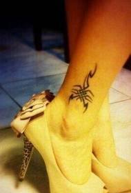 vienkāršs modes izskatīga skorpiona totēma tetovējums