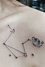 一款锁骨下的点状几何图案纹身刺青