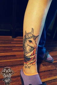 barva nohy Unicorn rose tattoo pattern