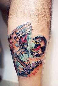figura del tatuaggio squalo colore gamba